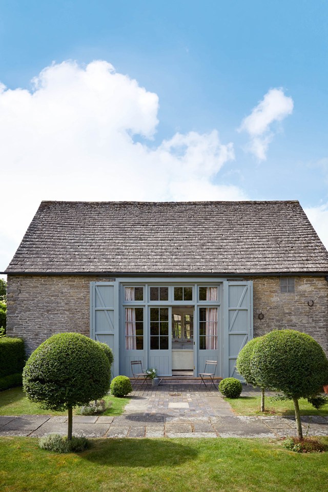 emma-burns-converted-barn-country-house-colefax-fowler-garden-february-1